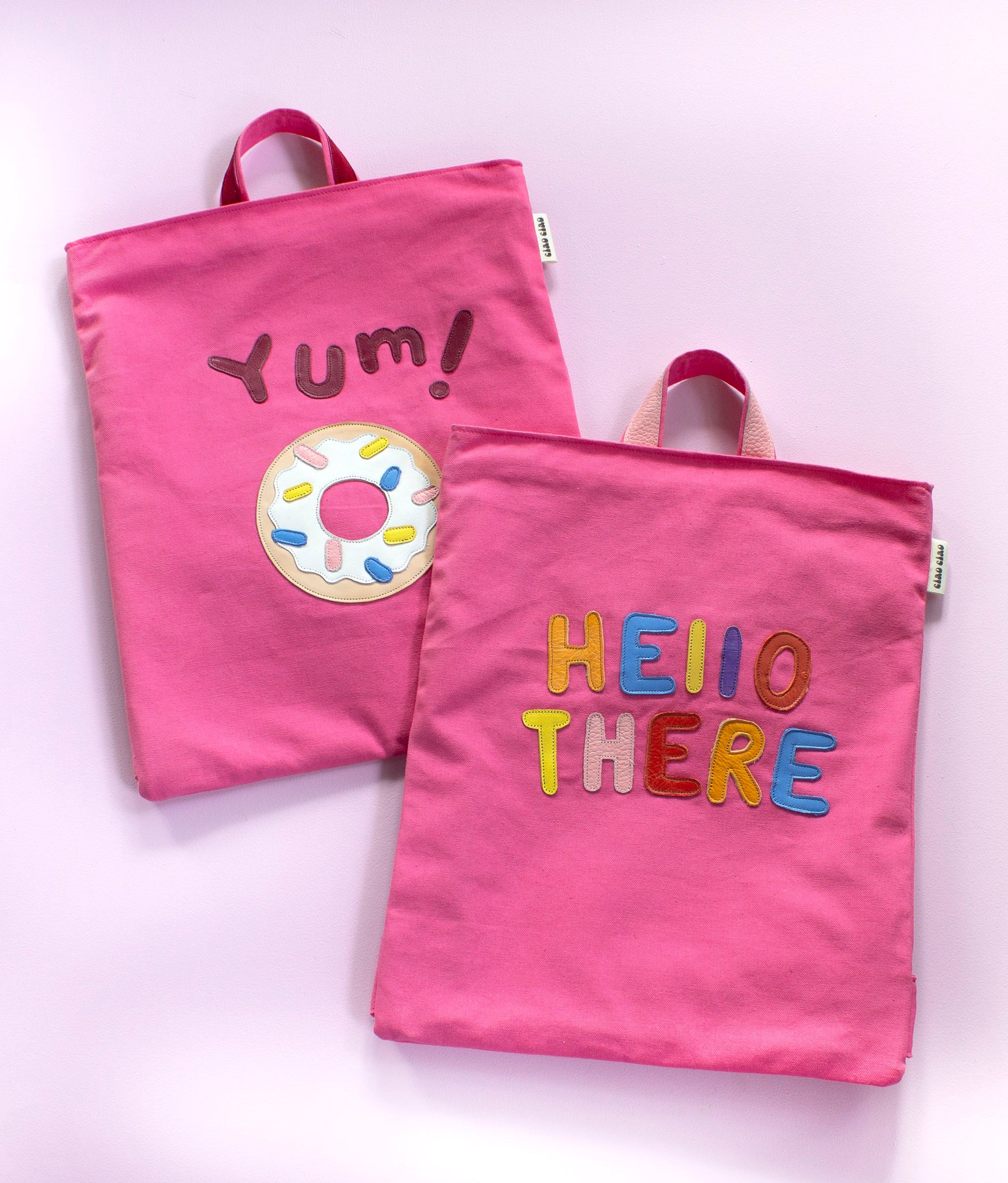Duo de sacs à dos plat rose appliqués Hello There et Yum! vue de face