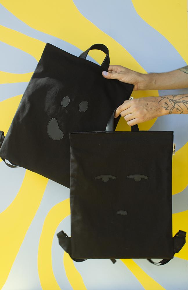 Duo de sacs à dos plat noir appliqués Happy Face et Annoyed vue de face